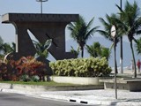 Monumento em frente ao extinto Campo da Aviao